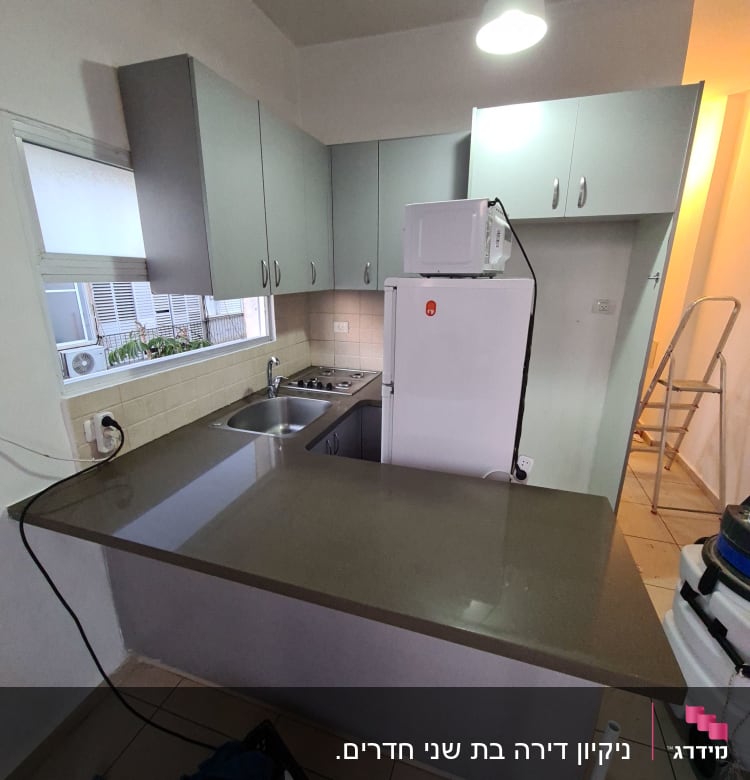 מוצרי ניקוי במטבח, כולל חומרי ניקוי ודלי